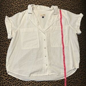 White cropped-like button up short sleeve shirt